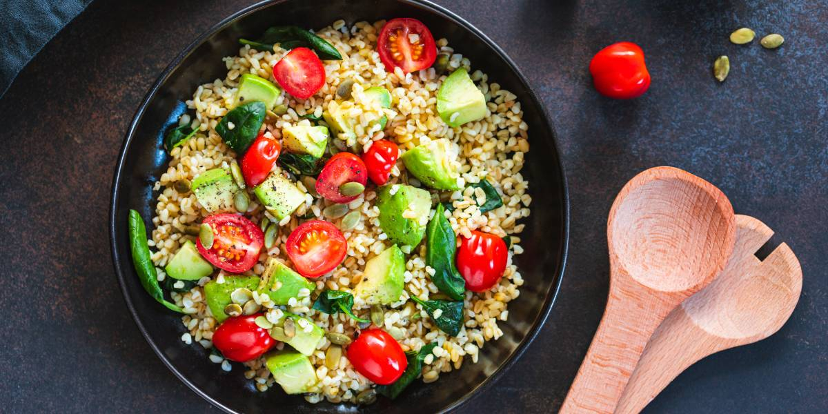 SALADA DE COUSCOUS E ABACATE