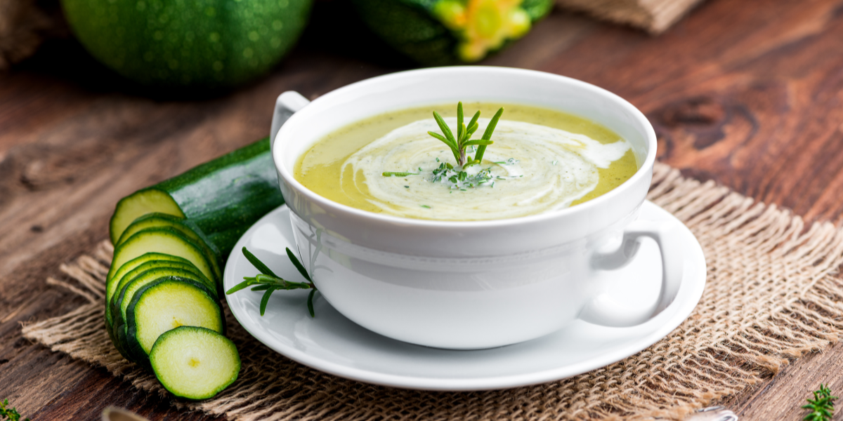 SOPA DE CURGETE, BRÓCOLOS E MANJERICÃO