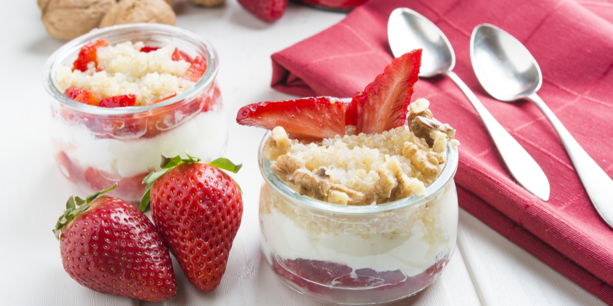 PARFAIT DE QUINOA VERMELHA E MORANGOS