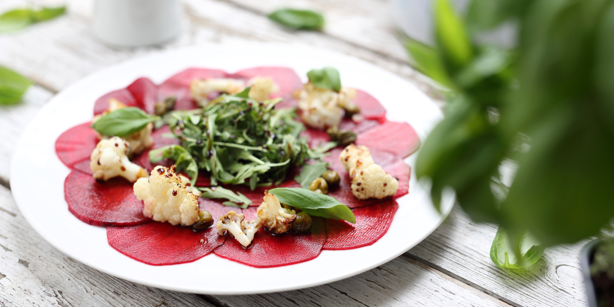 CARPACCIO DE BETERRABA COM MOLHO PESTO